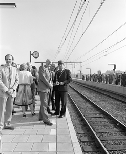 883201 Afbeelding van de genodigden op het perron bij de opening van het N.S.-station Utrecht Lunetten aan het ...